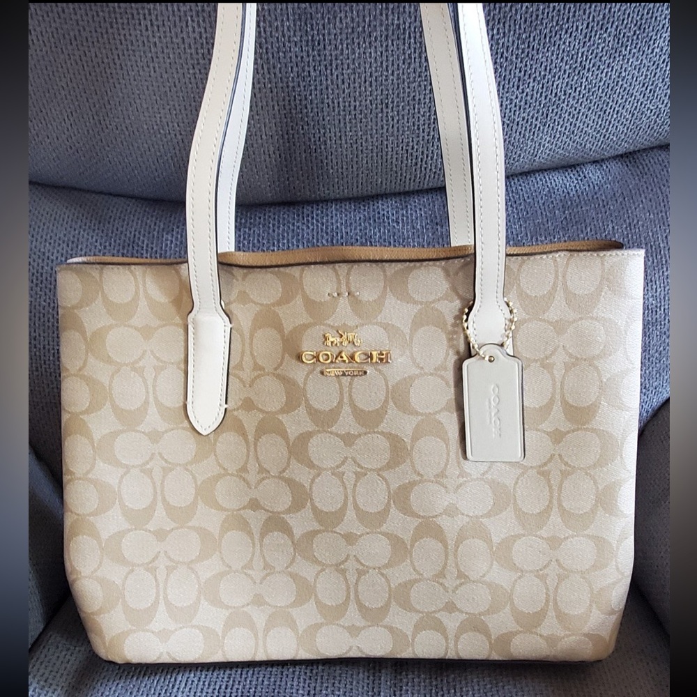 Coach Avenue Carryall In Signature Canvas